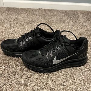 EUC Nike sneakers. Womens size 8.5